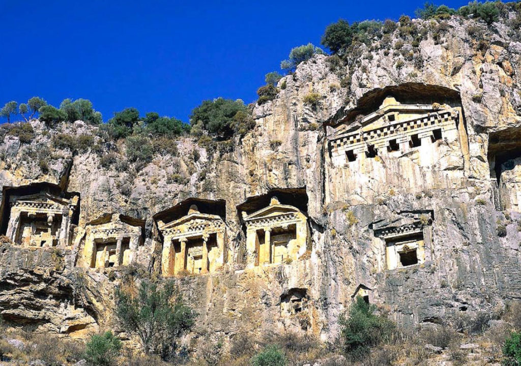 Kaunosian style rock tombs